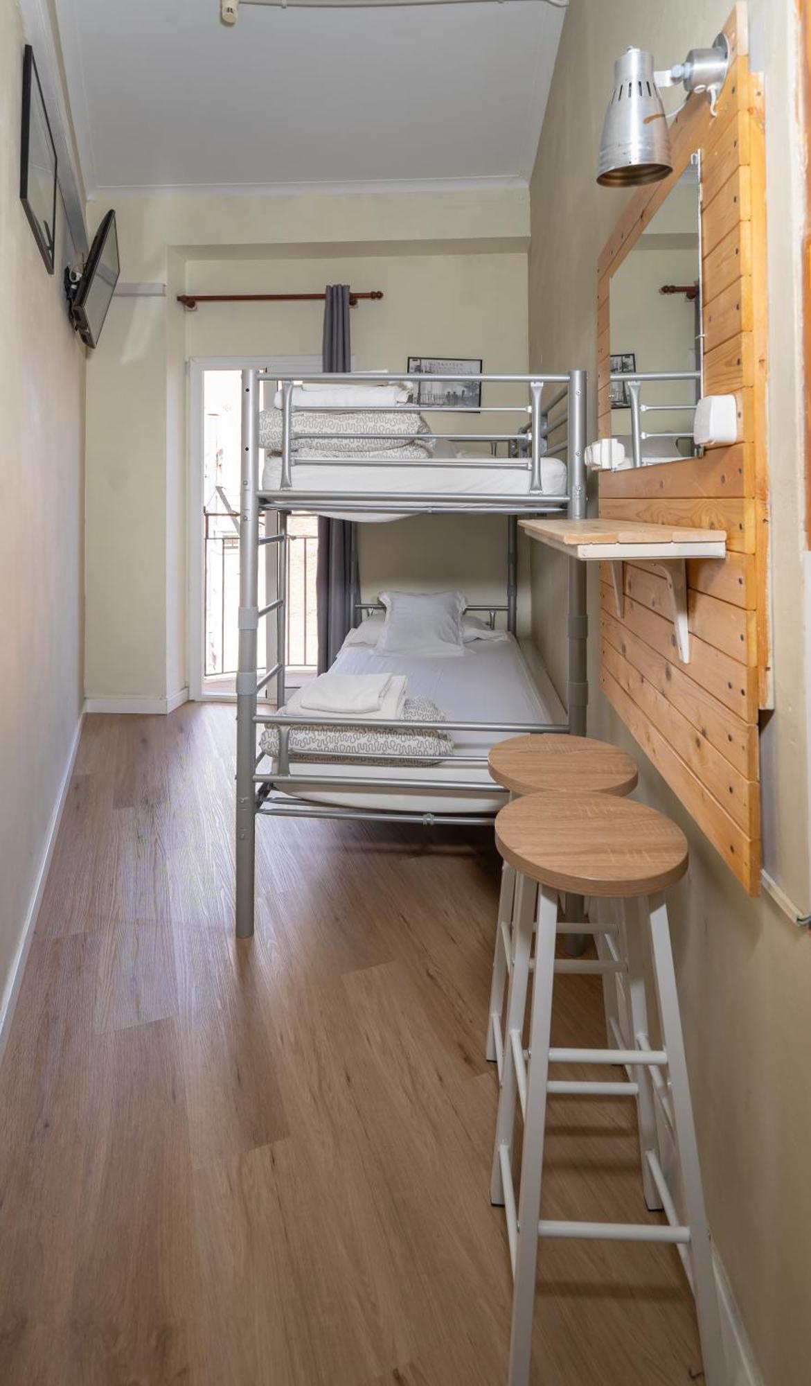 Wow Hostel Барселона Экстерьер фото