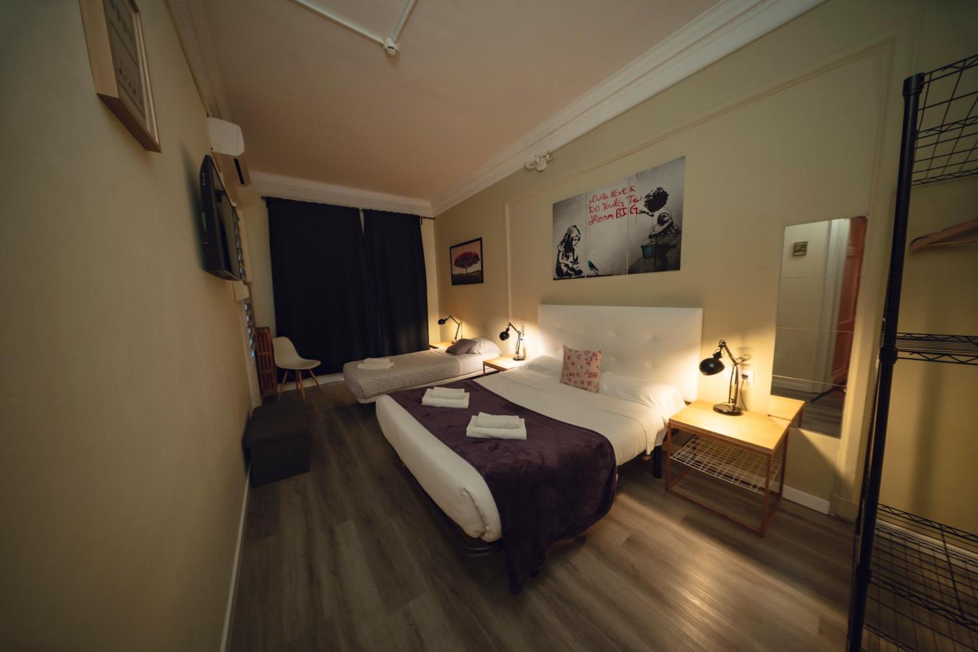 Wow Hostel Барселона Экстерьер фото