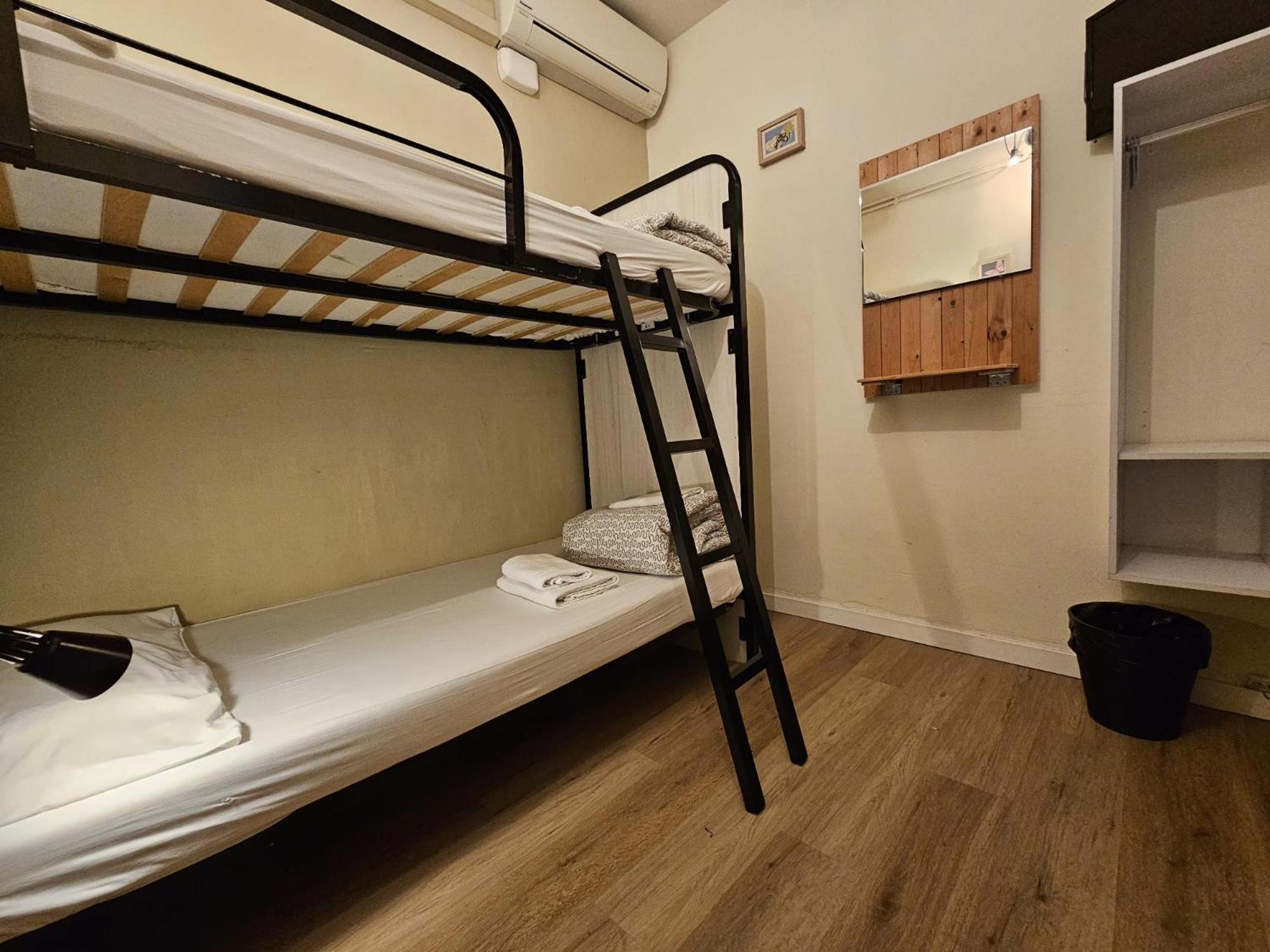 Wow Hostel Барселона Экстерьер фото