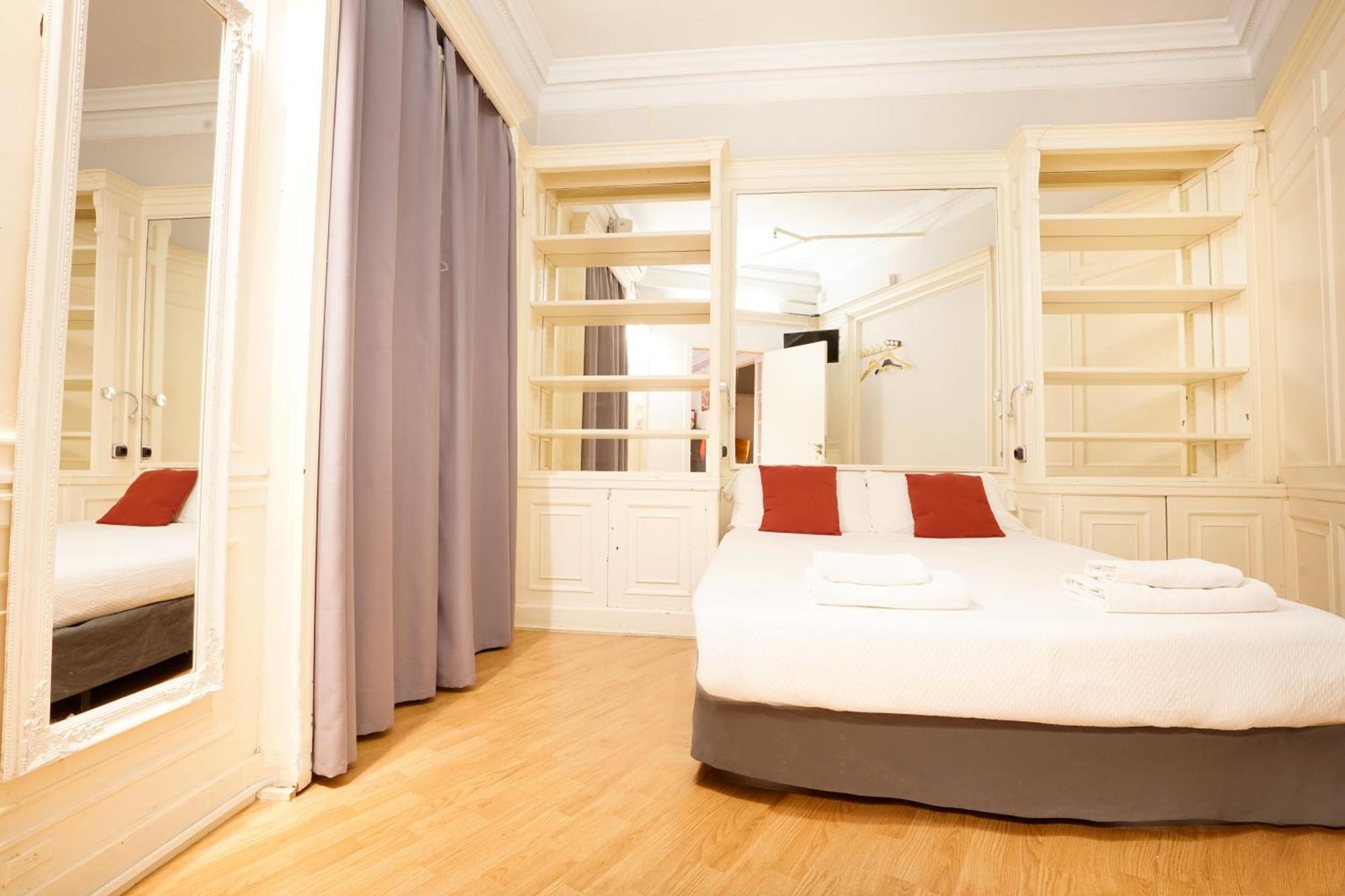 Wow Hostel Барселона Экстерьер фото